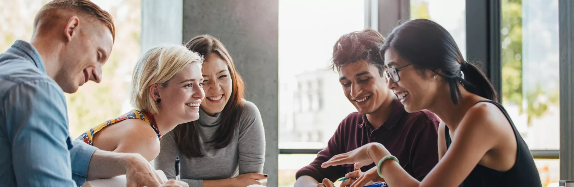 Studentengruppe sitzt an einem Tisch